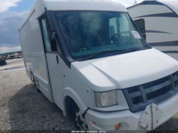  Salvage Isuzu Commercial Van