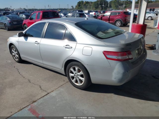 Toyota Camry Le Image 4