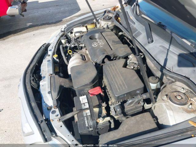 Toyota Camry Le Image 6