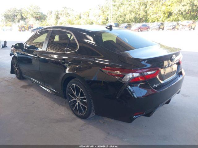 Toyota Camry Se Image 16