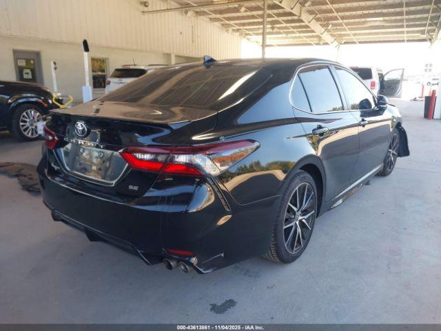 Toyota Camry Se Image 3