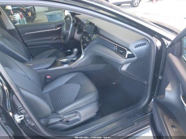 Toyota Camry Se Image 4