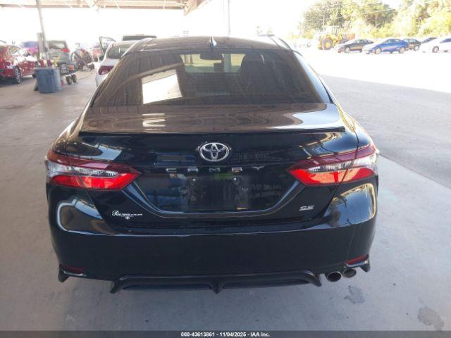 Toyota Camry Se Image 11