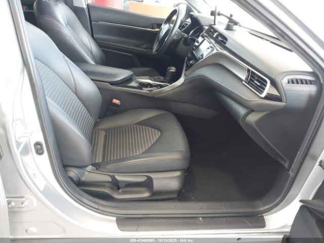 Toyota Camry Se Image 6