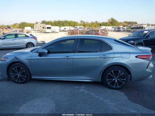 Toyota Camry Se Image 9