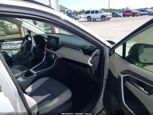 Toyota RAV4 Xle Image 11