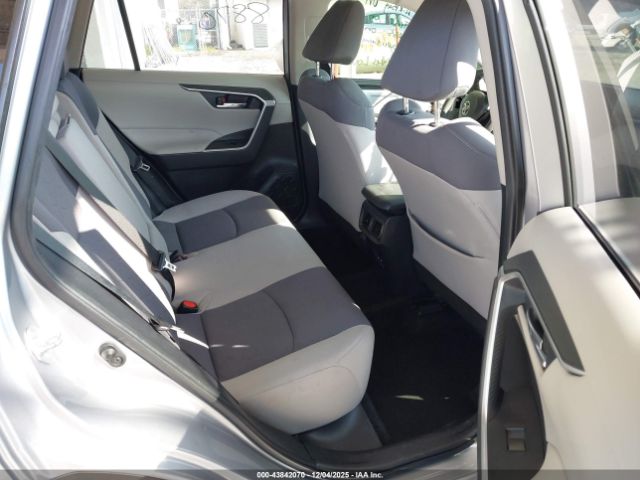 Toyota RAV4 Xle Image 10