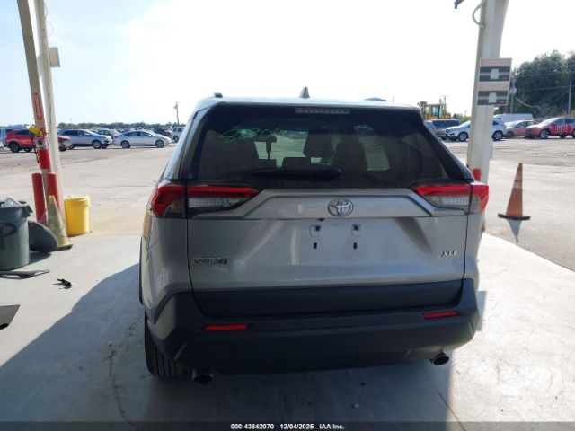 Toyota RAV4 Xle Image 4