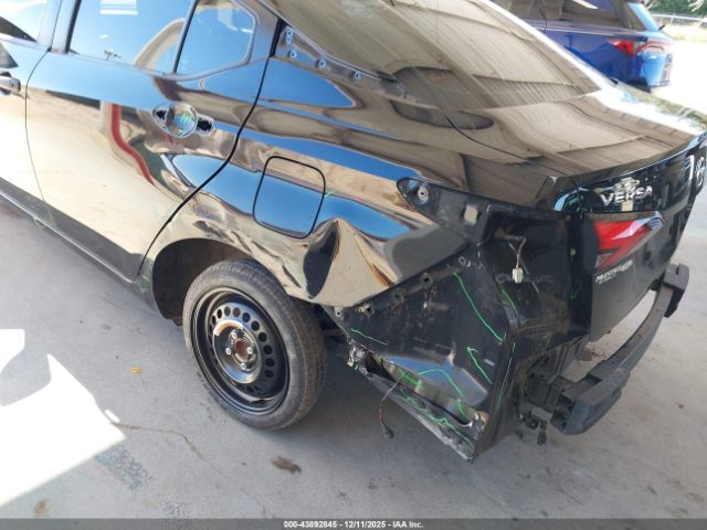 Nissan Versa S Image 2