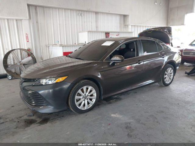 Toyota Camry Le Image 5