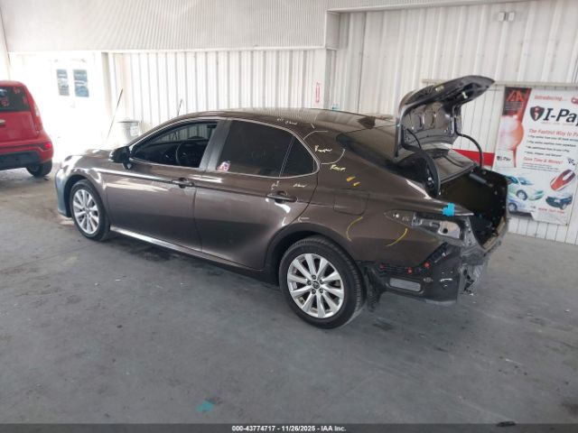 Toyota Camry Le Image 4