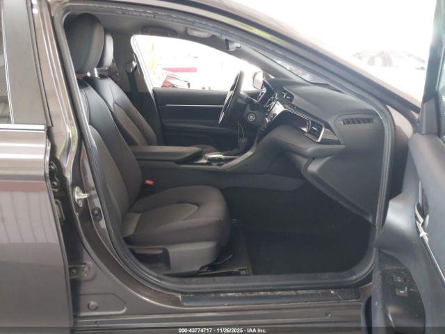 Toyota Camry Le Image 3