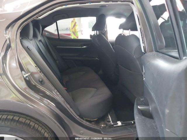 Toyota Camry Le Image 8