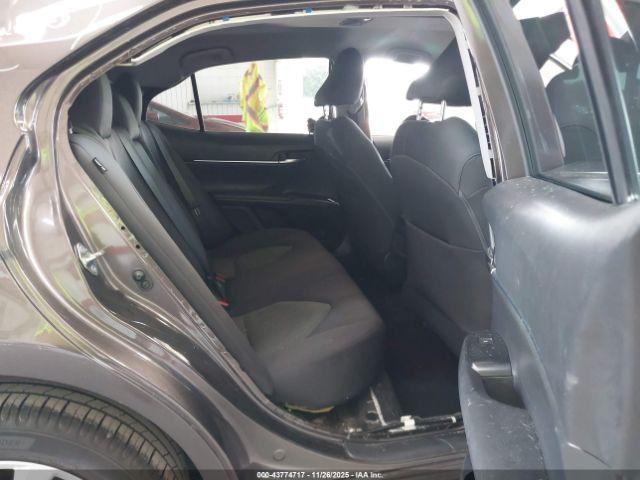 Toyota Camry Le Image 8