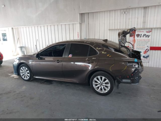 Toyota Camry Le Image 6