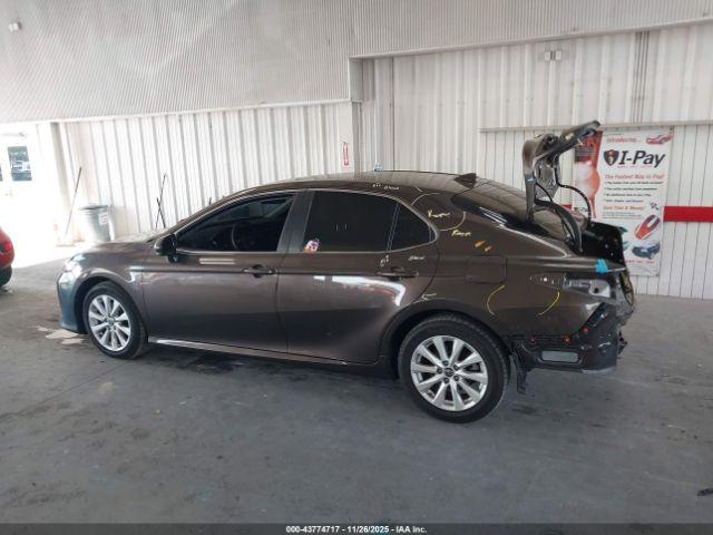 Toyota Camry Le Image 6