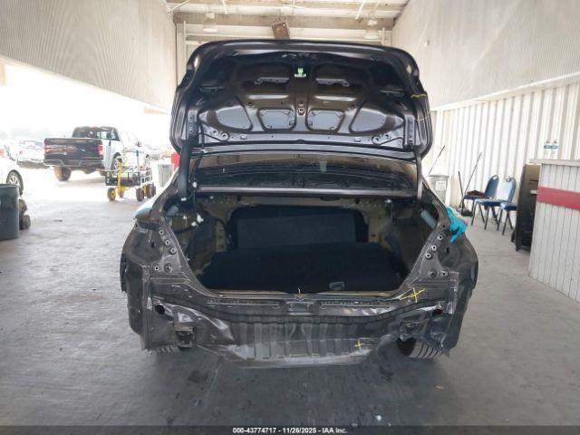 Toyota Camry Le Image 17