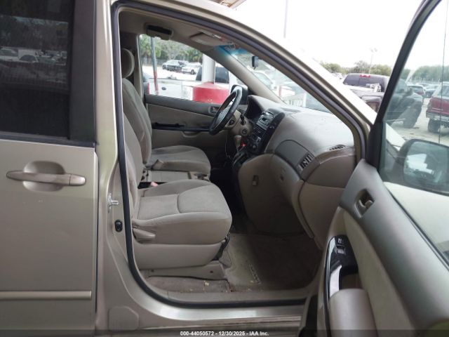 Toyota Sienna Le Image 9