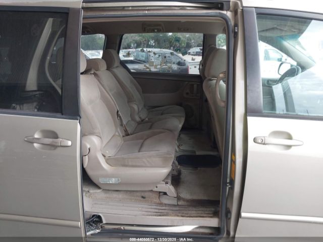 Toyota Sienna Le Image 6