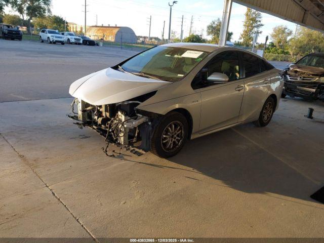 Toyota Prius Two Image 5