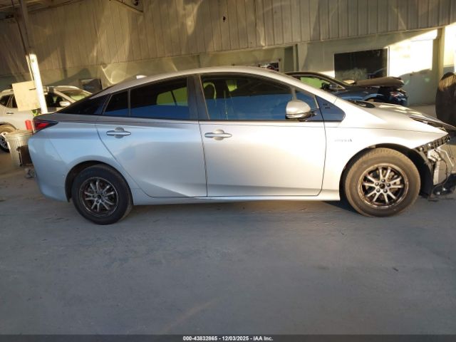 Toyota Prius Two Image 2