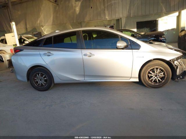 Toyota Prius Two Image 2