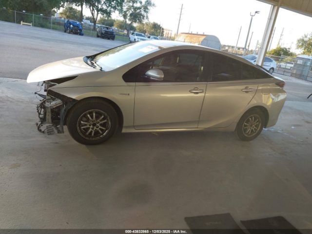 Toyota Prius Two Image 4