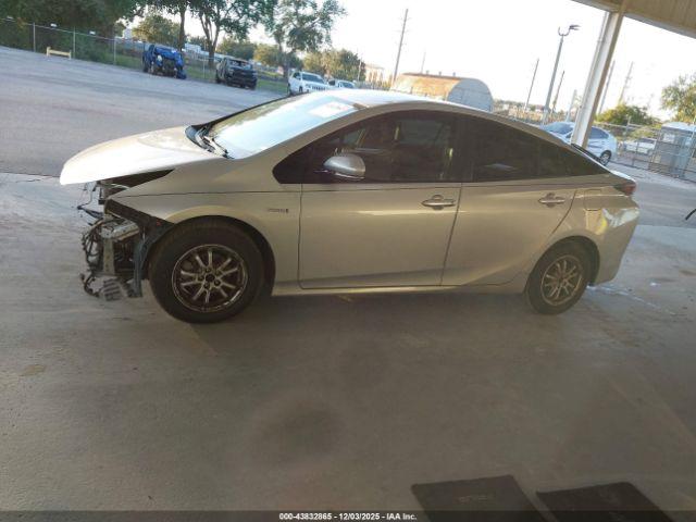 Toyota Prius Two Image 4