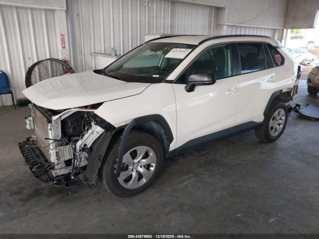 Toyota RAV4 Le Image 2