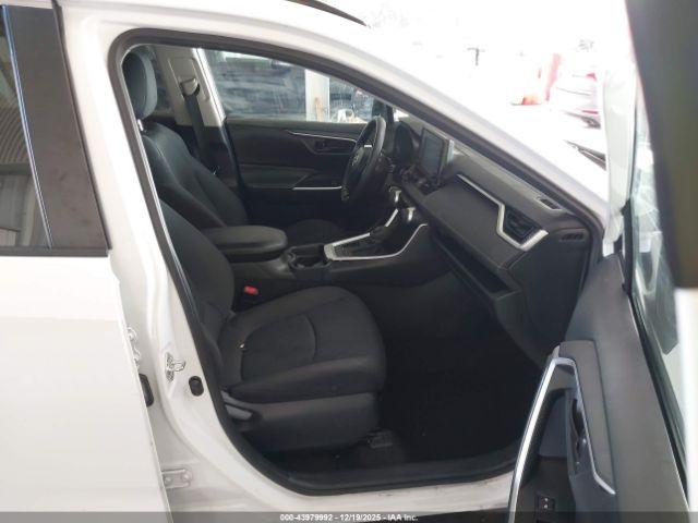 Toyota RAV4 Le Image 5