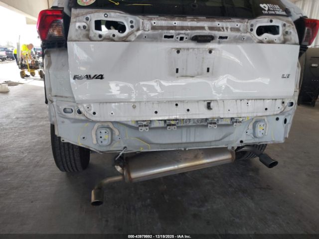 Toyota RAV4 Le Image 6