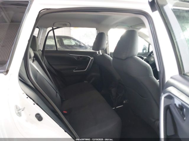 Toyota RAV4 Le Image 16