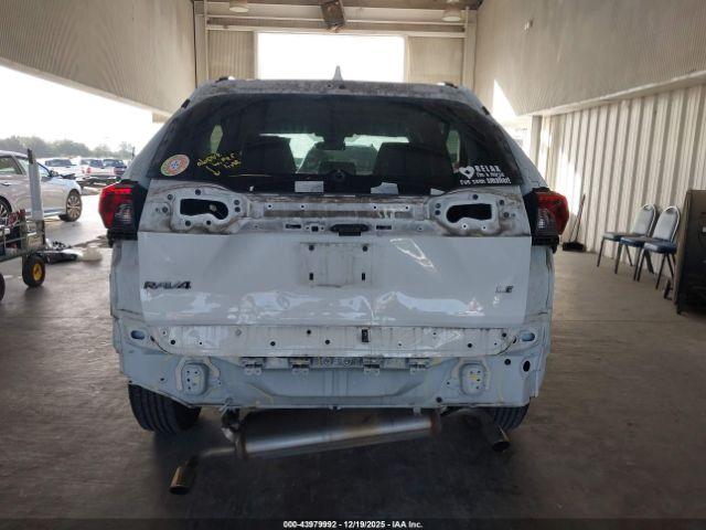 Toyota RAV4 Le Image 14