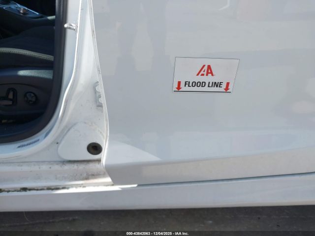 Chrysler 200 Limited Image 2