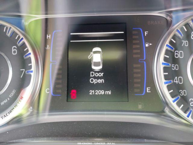 Chrysler 200 Limited Image 9