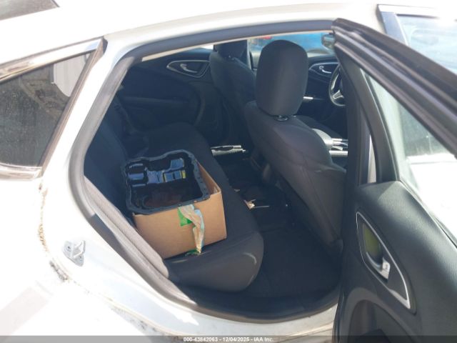 Chrysler 200 Limited Image 8