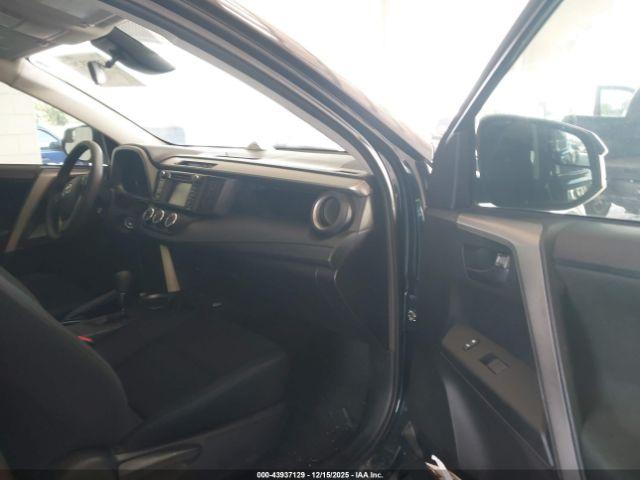 Toyota RAV4 Le Image 4