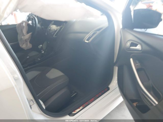 Ford Focus St Image 11