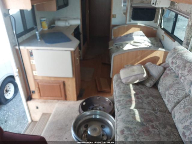 Ford F-550 Super Duty Stripped Chass Image 3