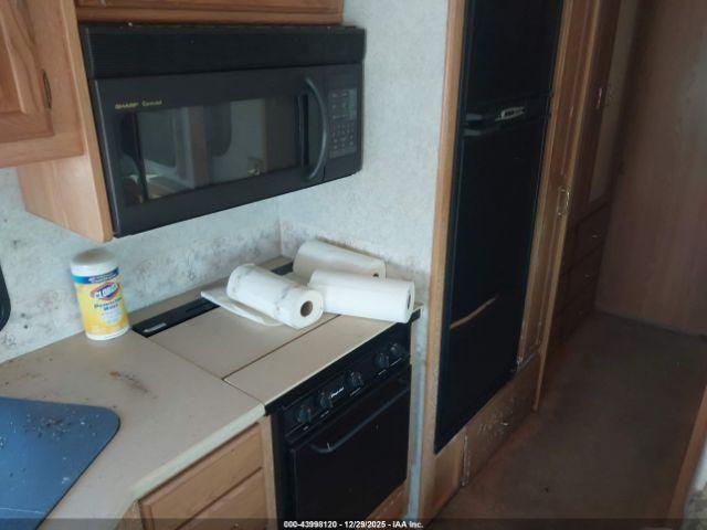 Ford F-550 Super Duty Stripped Chass Image 8