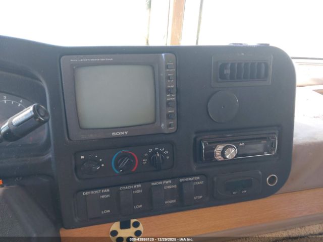 Ford F-550 Super Duty Stripped Chass Image 17