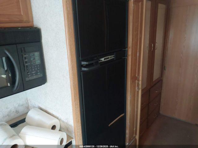 Ford F-550 Super Duty Stripped Chass Image 10