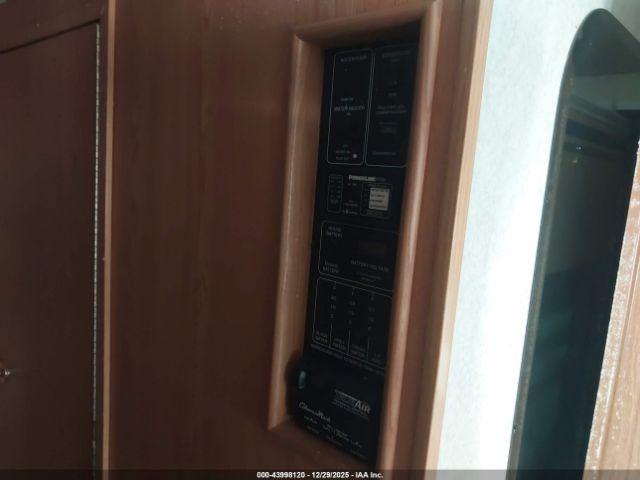 Ford F-550 Super Duty Stripped Chass Image 11