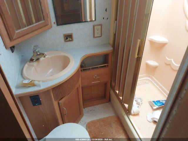 Ford F-550 Super Duty Stripped Chass Image 14