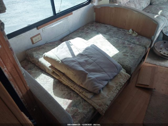 Ford F-550 Super Duty Stripped Chass Image 13