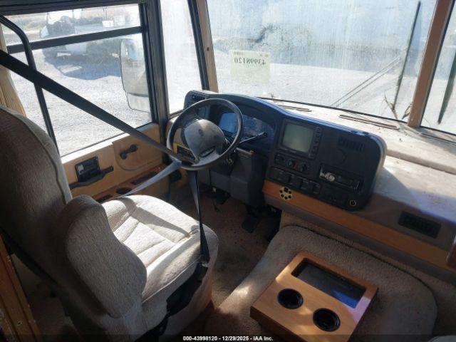 Ford F-550 Super Duty Stripped Chass Image 19