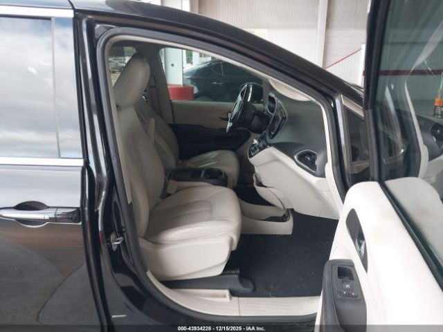 Chrysler Pacifica Touring-l Image 8