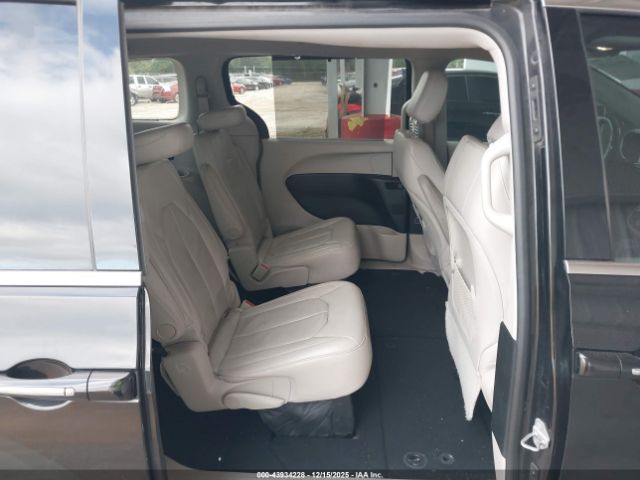 Chrysler Pacifica Touring-l Image 9