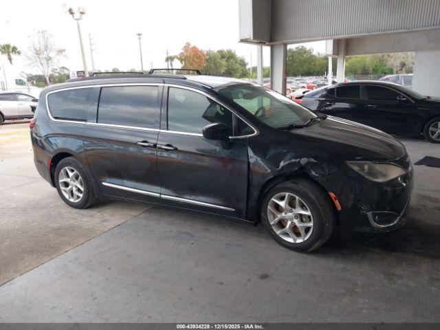 Chrysler Pacifica Touring-l Image 3