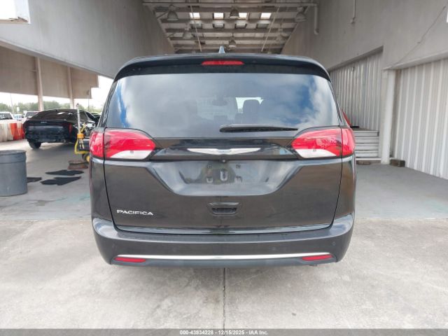 Chrysler Pacifica Touring-l Image 14